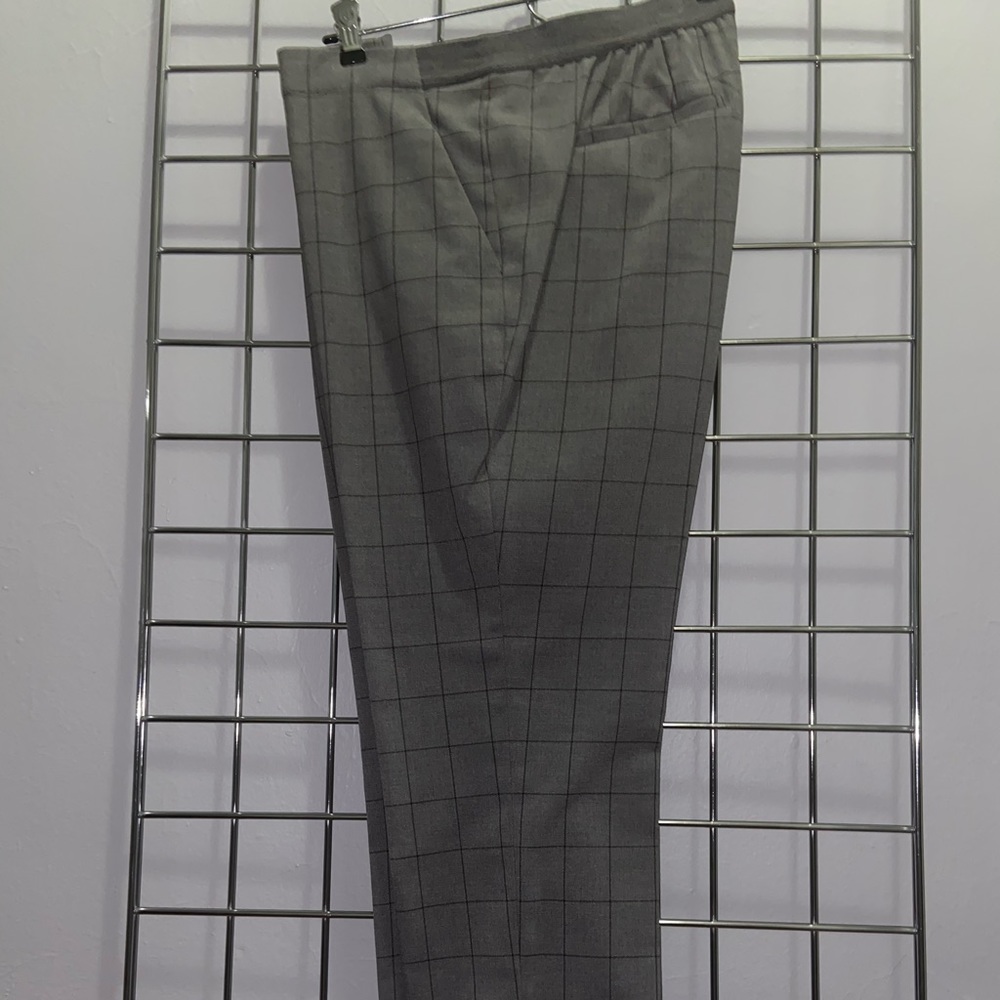 NWOT Uniqlo Grey cropped trousers with black check